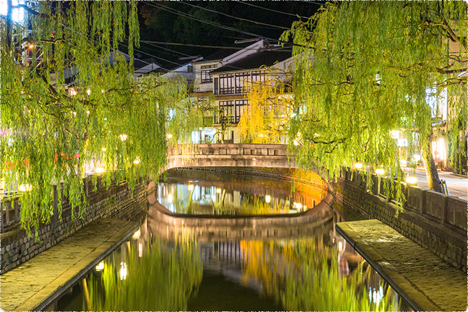 夜の城崎温泉街