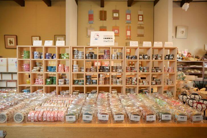 ずらりとマスキングテープが並んだ、如竹堂の店内。