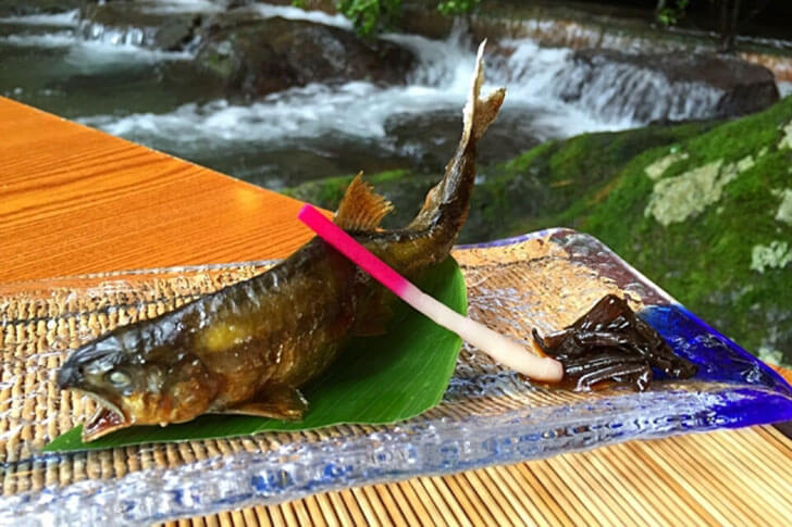 貴船の名物、鮎の塩焼き。