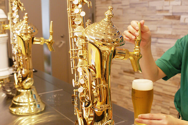 ビアホールでは、注ぎたてのビールを試飲できる