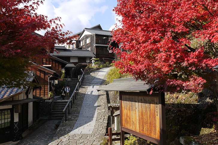 紅葉の馬籠宿。明治、大正時代の大火で江戸時代の建物はほとんど焼けてしまったそうですがレトロ感が漂います。