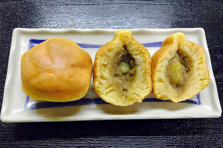 馬籠宿　槌馬屋資料館「栗ふく」。カステラ風生地の中に、風味豊かな栗あんと栗がまるごと１つ入った焼き菓子です。