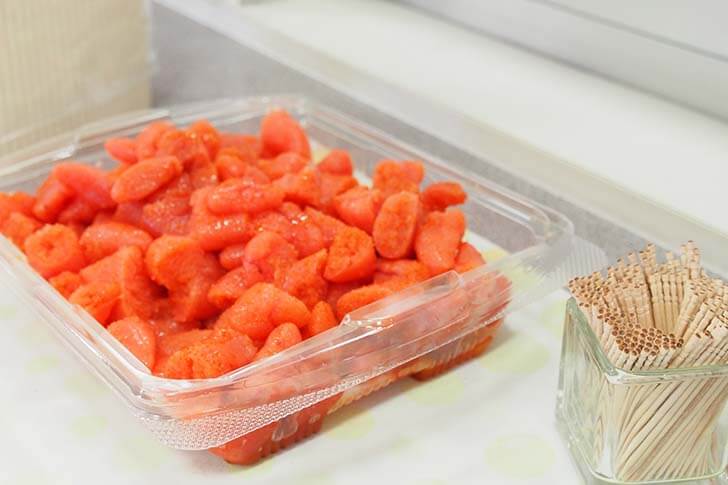 めんたいパーク大洗ではお買い物のほか、できたて明太子の試食も楽しめる。