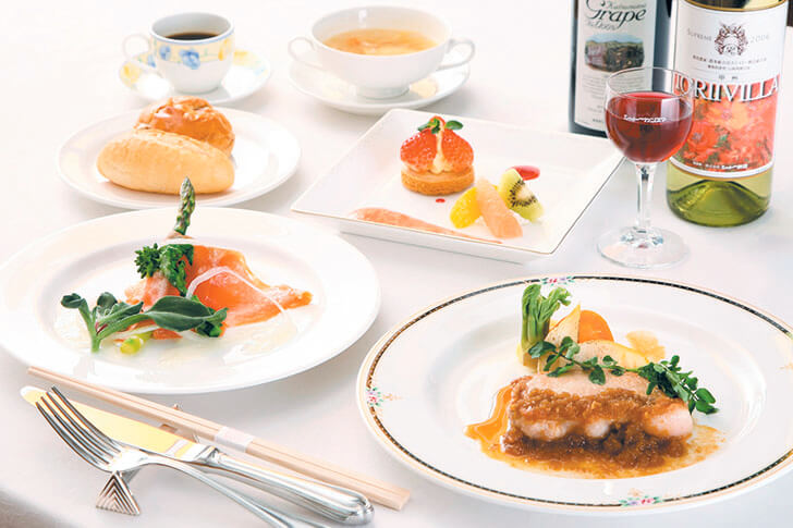 ワイナリーの2階にあるレストラン鳥居平。ワインと料理の相性もぴったり。