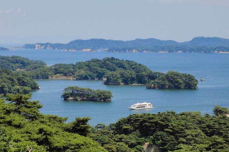 まるで日本画の風景！松島で遊覧船と牡蠣を楽しむ