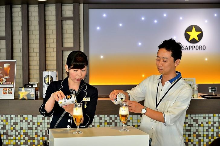 参加者も一緒に楽しめるビールの注ぎ方講座