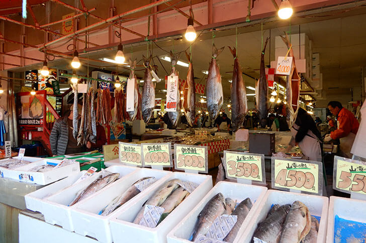 「魚のアメ横」では、日本海の鮮魚が安く買えると人気。