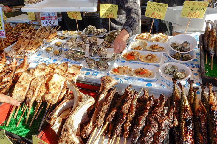 魚介を串にさして焼いた名物「浜焼き」