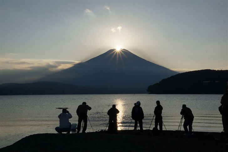 山中湖の「ダイヤモンド富士」鑑賞風景