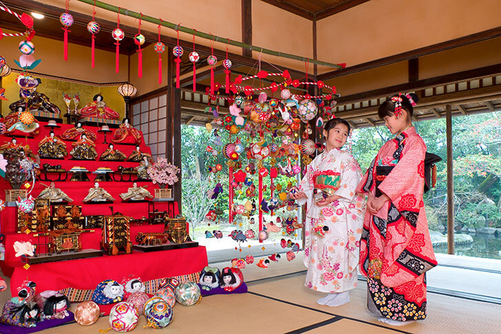 柳川の雛祭りは特に華やか。女の子の健やかな成長を願う親心にあふれています。