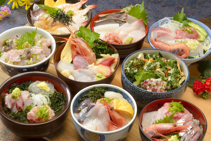 オリジナル丼(イメージ)。バスツアーでは、ミールクーポンがセットになっていることが多いので、お気に入りの一軒を探してみて。