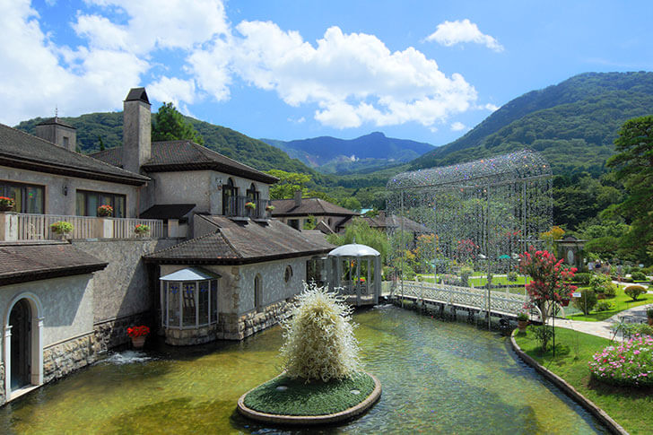 庭園では、春から秋にかけて四季折々の風景が楽しめます。アジサイや紅葉のほか、冬場はイルミネーションもロマンチック。