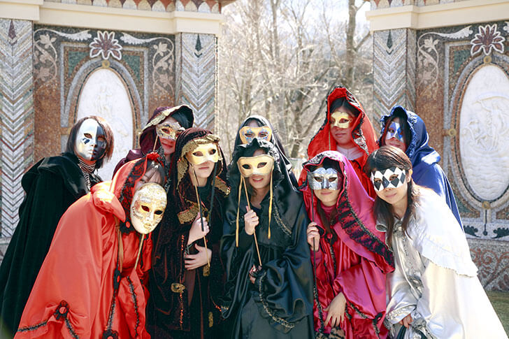 ヴェネチアの仮面に、マントをまとって撮影。気分はヨーロッパの貴婦人!?