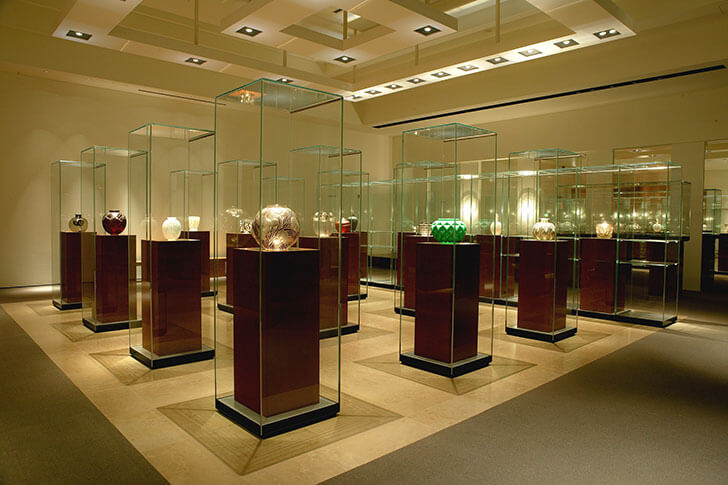 常設展示室。ラリックが美的なオブジェとしてとらえた個性的な花器を展示。