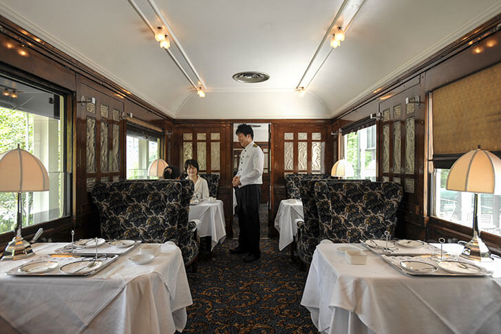 オリエント急行の車内で、クルーの説明を聞きながらティータイムを過ごせます。