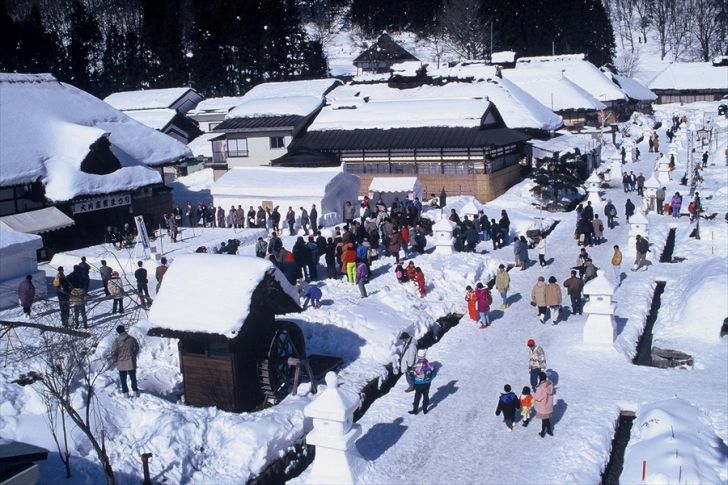 雪の幻想世界へ！大内宿雪まつりバスツアー