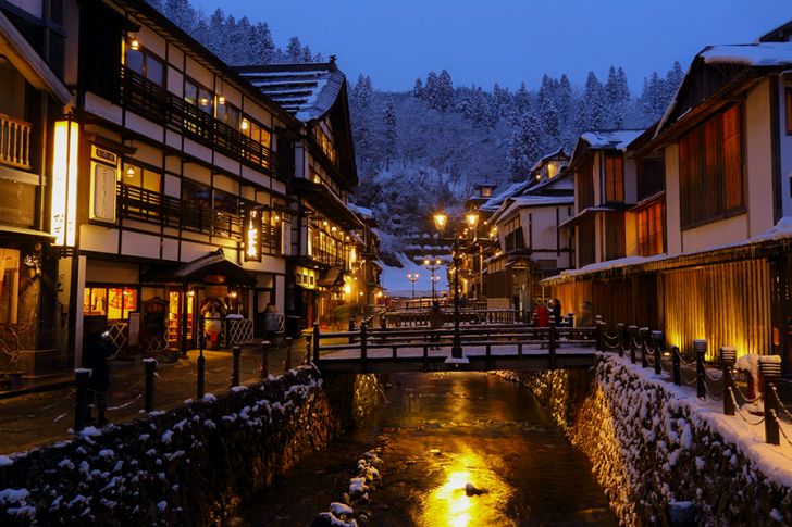 冬の夜。あたたかみある光が郷愁を誘います。