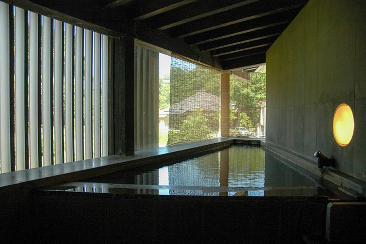 しろがね湯。狭い空間を活用したモダンな作りは建築ファンの間でも話題に。