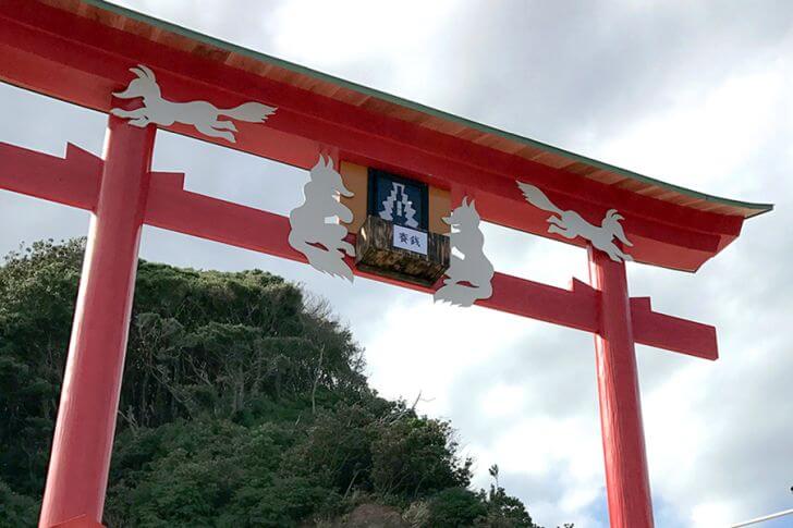 大鳥居に取り付けられた賽銭箱。入れば運気上昇！？