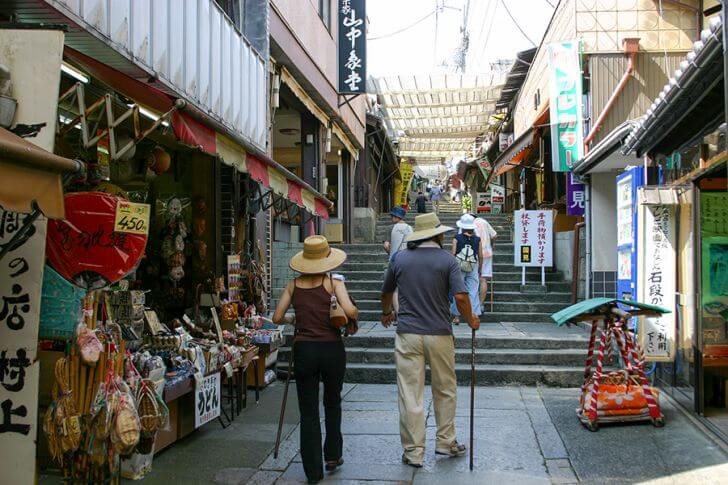 杖を借りたり、かご（写真右側）を利用するのも旅の思い出。（写真は夏のイメージ）