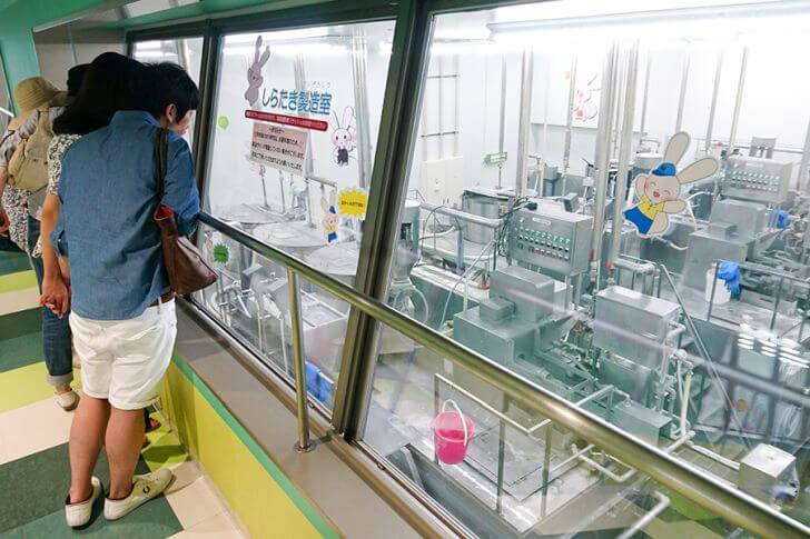 清潔な工場。ガラス張りの向こうが生産ライン。