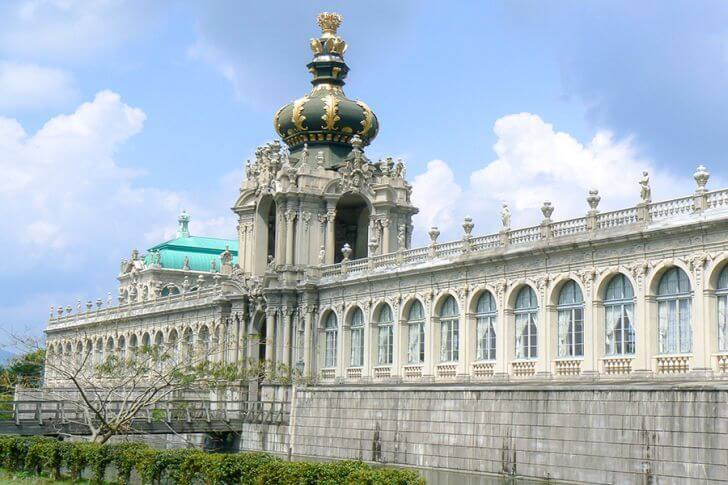 有田ポーセリンパーク。ドイツのツヴィンガー宮殿を模した建物は壮観