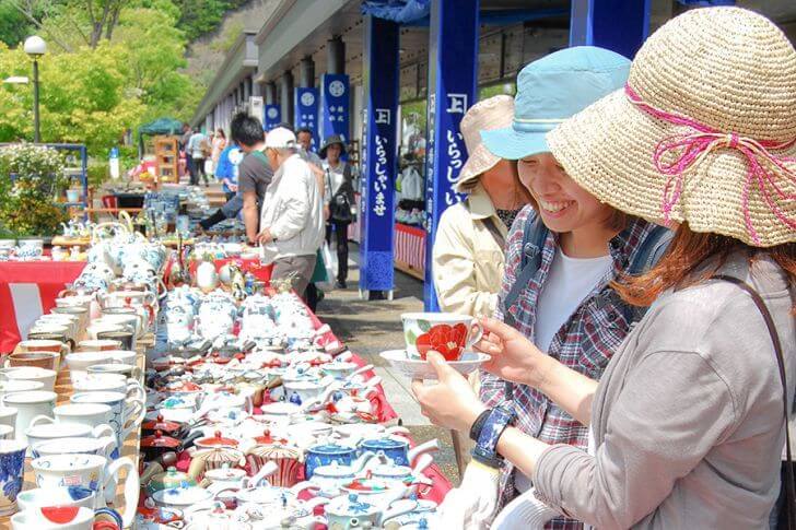 所狭しと器が並ぶ有田陶器市。まるで宝探しのよう!(画像提供:佐賀県観光連盟)
