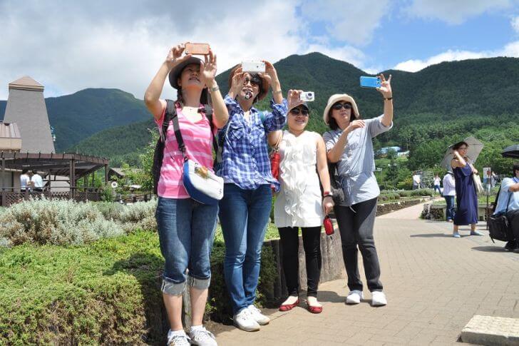 河口湖大石公園で河口湖を前景に富士山を撮影する参加者