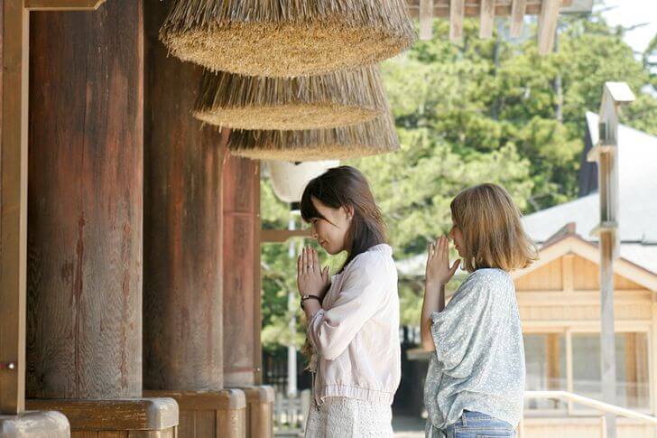 出雲大社を参拝する女性