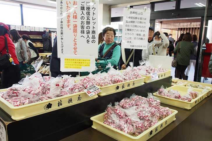 アウトレット商品を販売している売店の様子