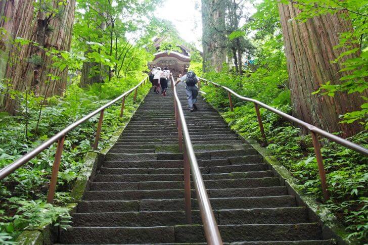 宝光社へ向かう急階段