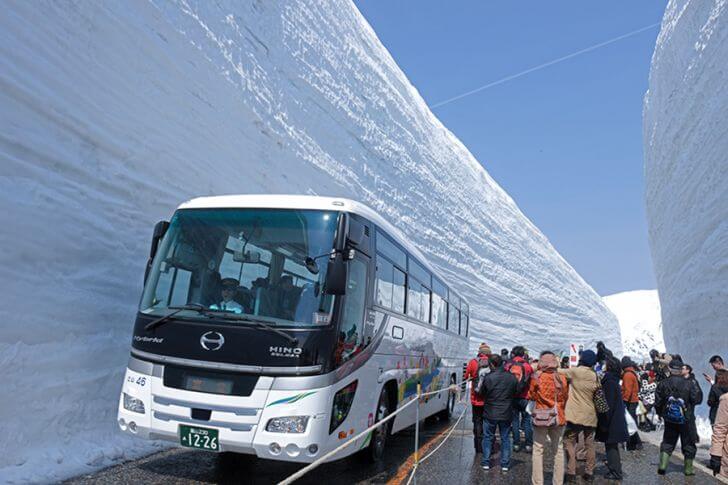 雪の大谷では、バスよりも高い雪の壁が立ちはだかる。