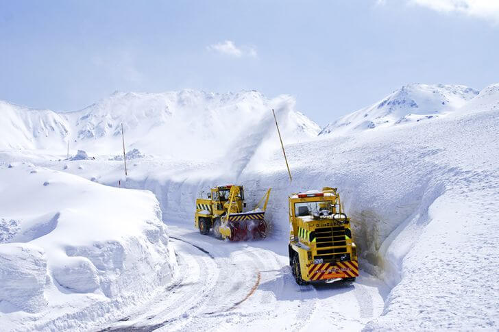 ブルドーザーで除雪して道をつくっていく