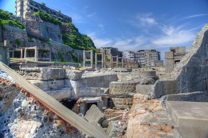 土台を残すのみの建物に、かえって想像力がかき立てられます。