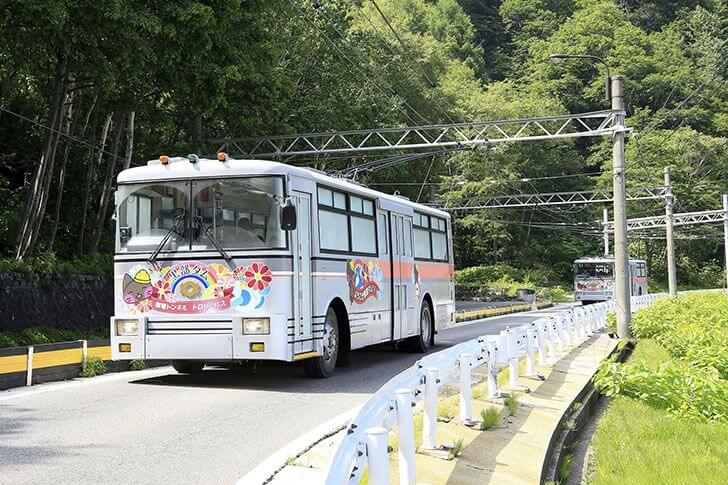 扇沢と黒部ダムを結ぶ関電トンネルトロリーバス。ガソリンではなく、電力で走ります。
