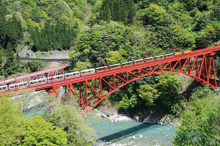 V字谷の下を流れるのは清流黒部川。鉄橋を渡るのはスリリングです。
