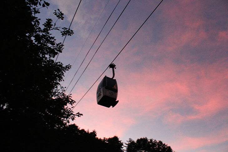 ゴンドラに乗って、ヘブンスそのはら山頂駅へ向かう