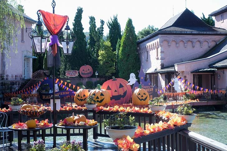いつもはロマンチックな庭園もハロウィンでにぎやかに。