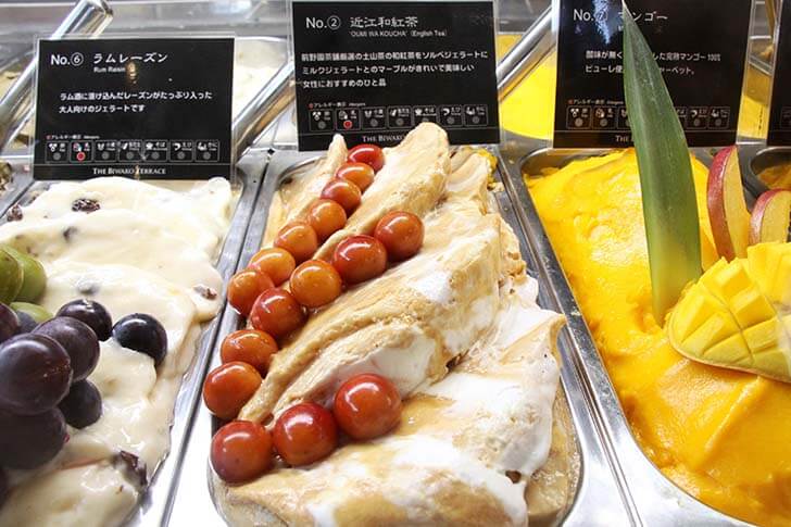 テラスカフェでは、滋賀の名産、近江茶を練り込んだジェラートが人気NO.1！