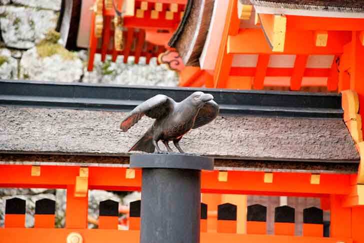 八咫烏（やたがらす）は日本サッカー協会のシンボルマークになっています。（写真提供：熊野那智大社）