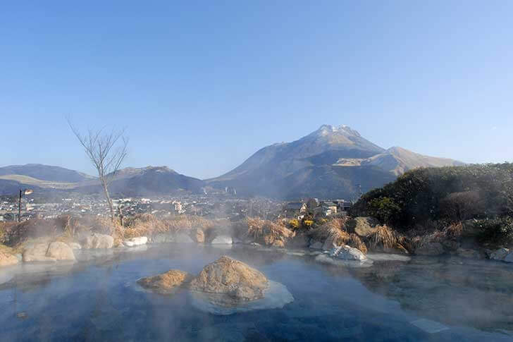 由布院温泉「山のホテル夢想園」の露天風呂から由布岳を臨む