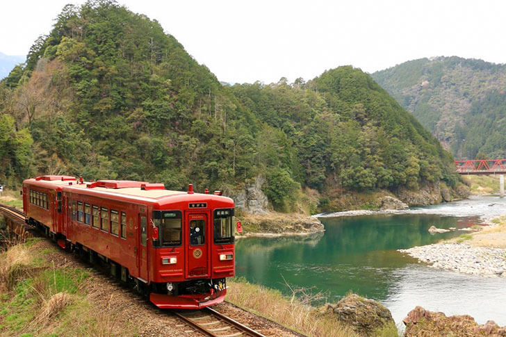 長良川と観光列車「ながら」