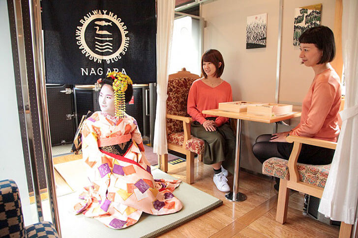 舞妓さんの踊りを間近で鑑賞できます