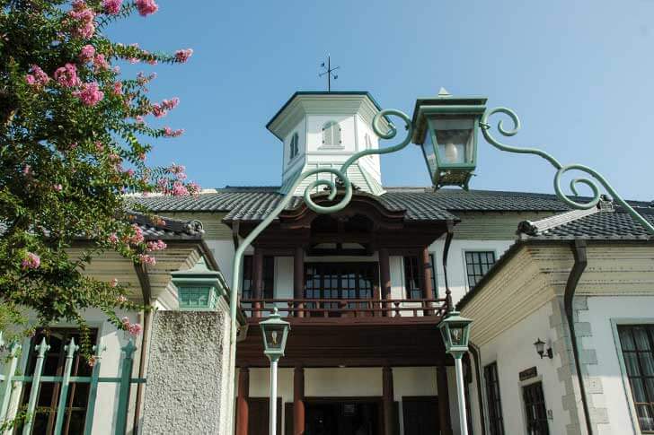 白雲館(旧八幡東学校)。近江八幡商人により、西洋建築と日本の伝統技術を取り入れた建築です(写真提供:(公社)びわこビジターズビューロー)