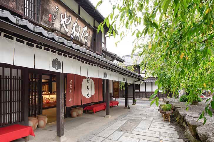 「たねや 日牟禮乃舍」の外観。季節の和菓子のお買い物も楽しめる。