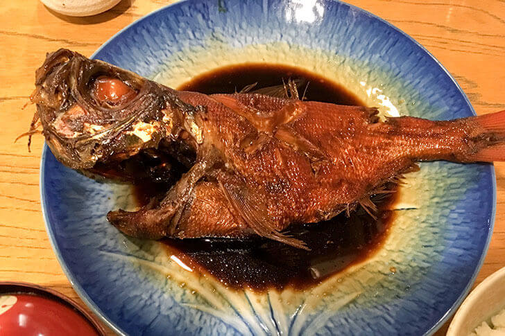 金目鯛の煮付け。身はもちろん、うまみたっぷりの煮汁でごはんが進む！