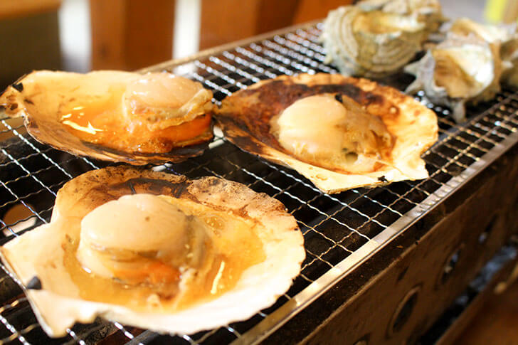 海鮮浜焼き。ホタテにサザエ…焼きたて熱々をほおばるのが醍醐味!