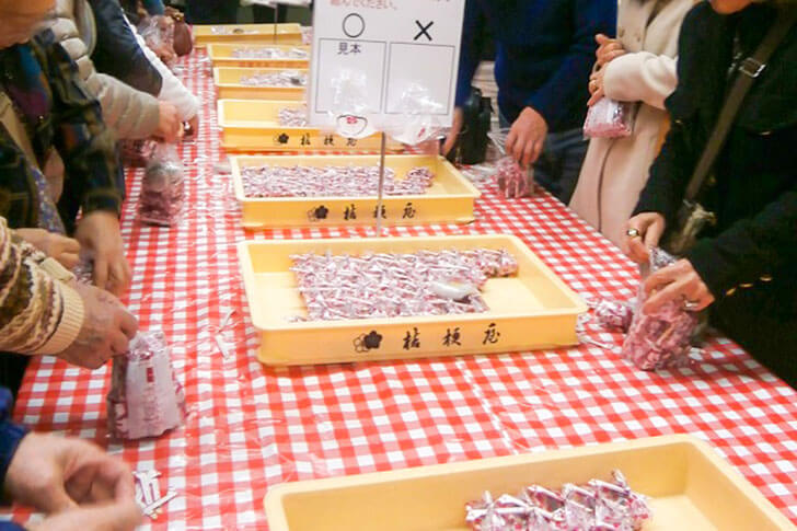 桔梗信玄餅詰め放題。多い人では30個詰めたツワモノもいるとか。