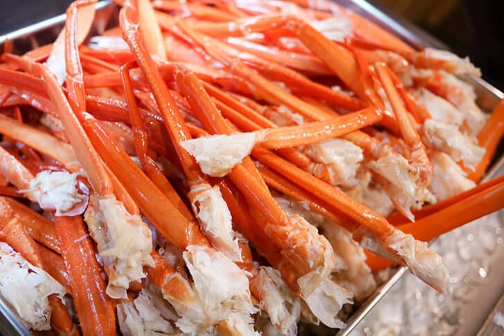 カニを味わうバスツアーは大人気!黙々と食べるのがまた幸せなのです。