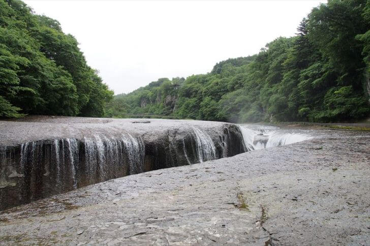 川が巨岩を割る？東洋のナイアガラ「吹割の滝」